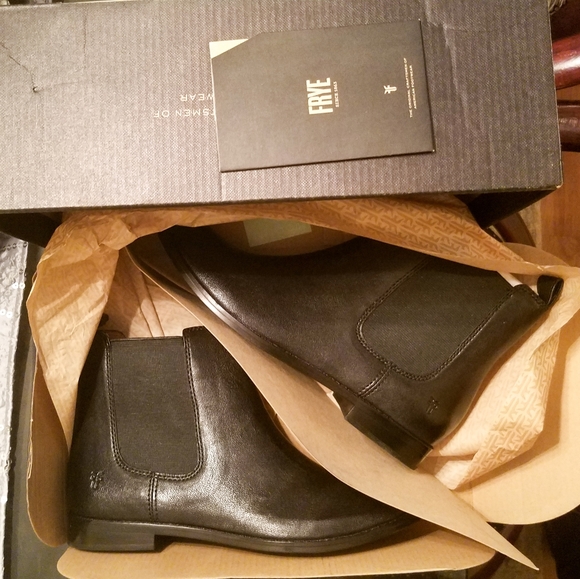 NWT FRYE Leather Anna Chelsea Boots in Black - Picture 3 of 6